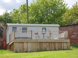 Shepherd's Hut at Cefn Tilla Court, ξενοδοχείο σε Usk