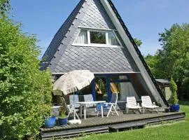 Zeltdachhaus mit Kamin und grosser Terrasse