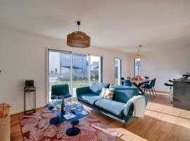 Belle maison pour 8 - 950m de la plage et du port, hotel en Saint-Guénolé