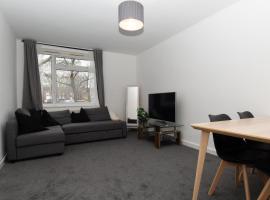 Modern 1 bed flat on the outskirts of Kingston, hotel in Teddington