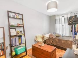 Private room in 4 bedroom Ground Apartment near Subway, homestay in Brooklyn