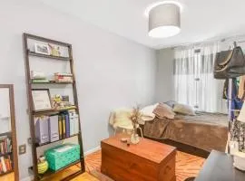 Private room in 4 bedroom Ground Apartment near Subway