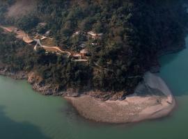 ONENESS Rishikesh by Ganga Kinare - A Luxury Wilderness Resort, hotel sa parkingom u gradu Rišikeš