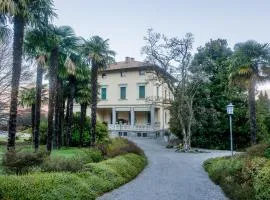 Regal Villa with Como Lake View and Free Parking