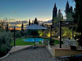 rural loft with pool views peaceful place near the center, hótel í Malaga