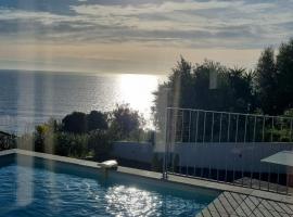 Casa lunga, 8 pax, clim, vue mer, piscine、ブランドのホテル