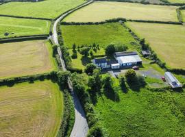 Swallows Nest, cottage in Caeʼr-geiliog