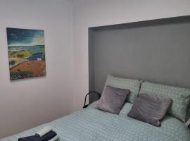 Spacious Curragh 2-bed apartment with own entrance, hotel blizu znamenitosti Riverbank Arts Centre, Brownstown Cross Roads