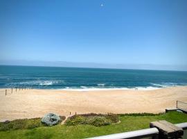 Beachfront 3 bedroom house, alojamento com cozinha em Hentiesbaai