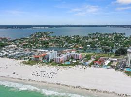 St Pete Beachside Condo 3, ξενοδοχείο σε St Pete Beach