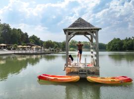 Mobil Home XXL 4 chambres - Camping Les Lacs d'Armagnac โรงแรมในBretagne-dʼArmagnac