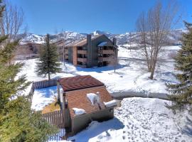 Cozy Ski Condo with Mountain Views & Spa, hotel with parking in Park City