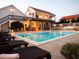 Holiday House San Mario - Pets Friendly Rural Home, hotell med pool i Polača