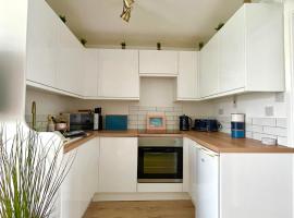 288, Belle Aire, Hemsby - Beautifully presented two bed chalet, sleeps 5, pet friendly, close to beach! – hotel w mieście Hemsby