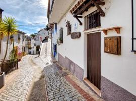 Cozy Home In Benalaureia With Kitchen, hotel in Benalauría