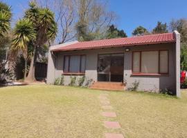 A&F Cottage with pool n braai, קוטג' בSandton