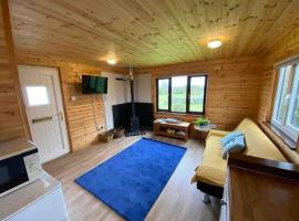 Idyllic Cornish Retreat At Puffin Lodge, cabin in Helston