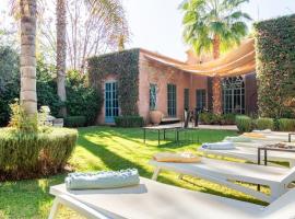 Villa Pauline with private pool & garden, hotel service and no insight., hotel med pool i Marrakech