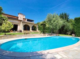 Villa Provençale 300 m2 proche Nice, cannes piscine chauffée 6 chambres 5sdb privatives, hotell sihtkohas Le Rouret