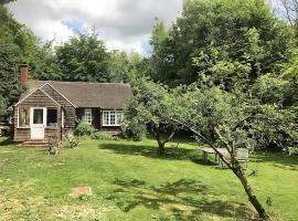 3 Bed Cabin in the Woods, hotel in Barham