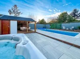Hillside Oasis - Private Hot Tub & Swimming Pool