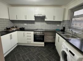 Cosy Spacious 2 bed flat Hornchurch high street, hotel i Hornchurch