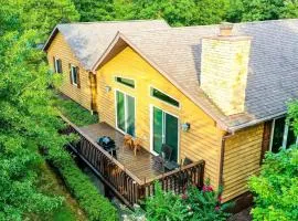 Cacapon Connected - Wifi, Fire Pit, Game Room, King Bed, Deck, Grill, Fireplace, Pet Friendly, Garage for mountain bike storage