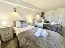 Fantastic convenient 2 Bedroom 2 bathroom Perfect for Stansted Airport, 3 minute walk to Bishops Stortford Train Station!, hotel v destinaci Bishops Stortford