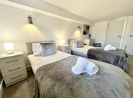 Fantastic convenient 2 Bedroom 2 bathroom Perfect for Stansted Airport, 3 minute walk to Bishops Stortford Train Station!