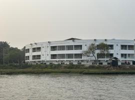 ICHHAMATI HOTEL AND RESTAURANT, hotel v destinaci Hāsnābād