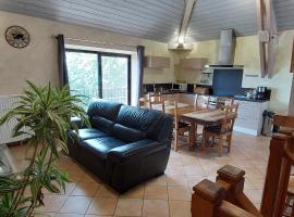 Maison de vacances vue panoramique le Pailler 4 à 9 personnes, hotel em Millau