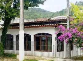 Casa no centro da cidade a 600 metros da praia.