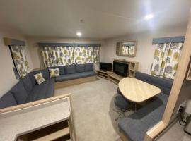 Hillside Sleeps 6, hotel con estacionamiento en Allhallows