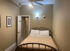 Queen Bed w private ensuite bathroom in Lakeview - 3d