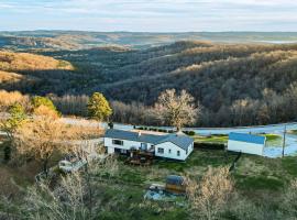 Eureka Springs Home Rental with Panoramic Views!, hotel with parking in Garfield