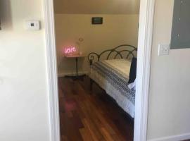 Lovely one bedroom with free parking, apartment in Schenectady