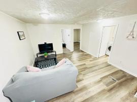 A Quiet and decent 1 Bedroom apartment, hotel dengan parkir di Kirkland Lake
