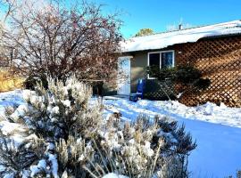 Fully Furnished, Serene Taos House, hotel i Taos