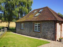 Luxury barn with tennis court in South Downs National Park, hotell i Chichester