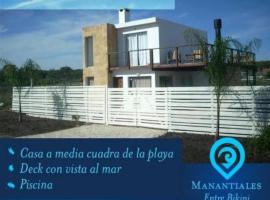 casa con piscina a media cuadra de la playa piedra Amarilla, vacation home in Balneario Buenos Aires