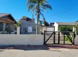 Casa com 2 quartos, garagem, a 3 quadras da praia!