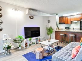 Lake Oswego Condo with Balcony, 3 Mi to the Water!, hotel a Lake Oswego