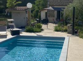 Maison avec piscine, cheap hotel in Saint-Pierre-de-Boeuf