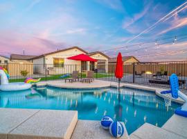 Heated Pool King Bed Pool Table Ping Pong, holiday home in Litchfield Park