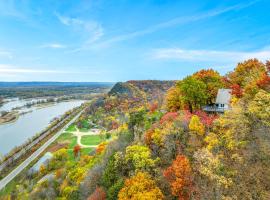 Majestic View Sleeps 10 Hot Tub, holiday rental in De Soto