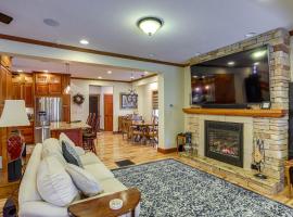 Warm and Cozy Mansfield Home Deck, Gas Fire Table!, hotel with parking in Mansfield