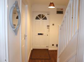 Dove's Place in historic Rochester with Parking, apartmen di Strood