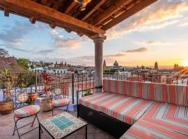 Casa Esperanza, 2BR Designer Charm & Rooftop Views