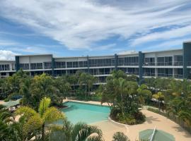 2BR Resort Living: 2-Bed Haven: Gold Coast şehrinde bir daire