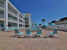 Coastal Waters 107 - A Studio Poolside Retreat，位于新士麦那海滩的酒店